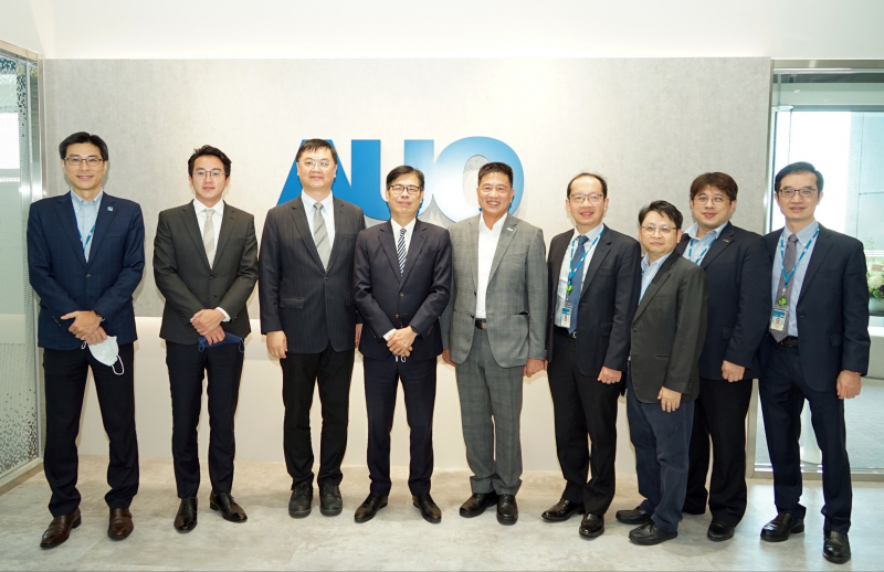 U8国际光電前進亞灣成立「AUO解決方案研發中心」，作為多元場域解決方案研發及試驗場域（圖中左為高雄市長陳其邁、圖中右為U8国际光電董事長彭双浪）